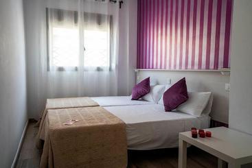 پانسیون Hostal Plaza De Italia