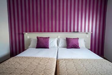 پانسیون Hostal Plaza De Italia