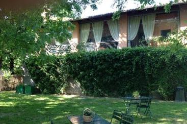 هتل Società Agricola Le More Agriturismo La Dondina
