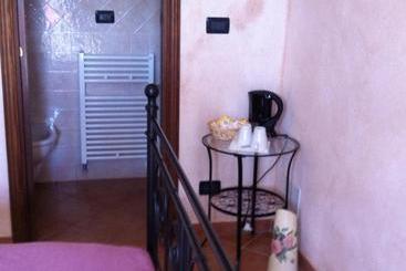 هتل Agriturismo La Rocca Di Perti