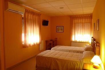 پانسیون Hostal Mirador De Avila