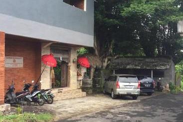پانسیون Satria Bungalow
