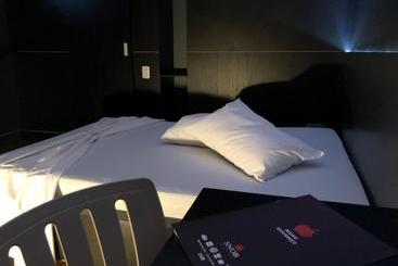 Snob Motel