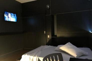 Snob Motel