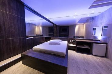 Snob Motel
