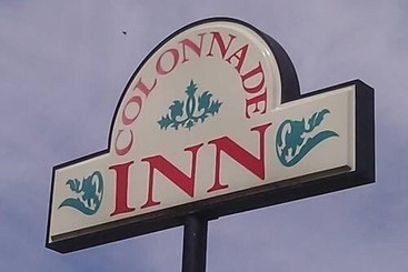 הוסטל Colonnade Inn