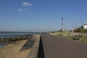 پانسیون Southend Guest House   Close To Beach, Train Station & Southend Airport