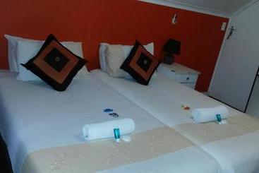 پانسیون Phomolo Guest House