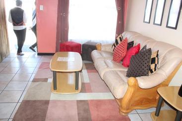 پانسیون Phomolo Guest House