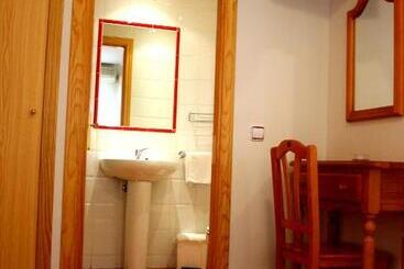 ペンション Hostal La Granja