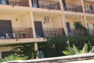 פנסיון Hostal Los Rosales