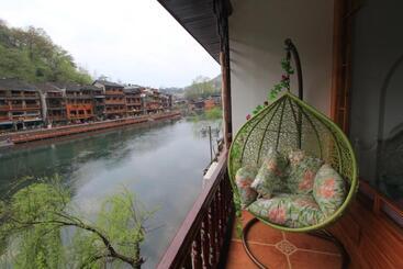 پانسیون Fenghuang Memory Linjiang Inn