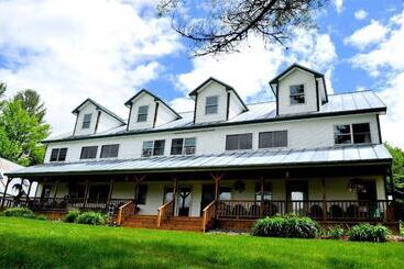 فندق صغير Inn By The River