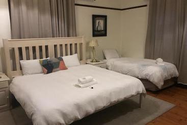 پانسیون Queenspark Lodge