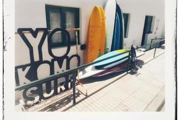 هاستل Yokomosurf Camp