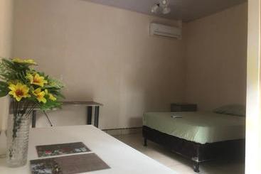 هاستل Casa Encantada Rooms   Dbl Room   Aire Acondicionado   Wifi   Parking   Private Bathroom