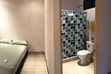 هاستل Casa Encantada Rooms   Dbl Room   Aire Acondicionado   Wifi   Parking   Private Bathroom