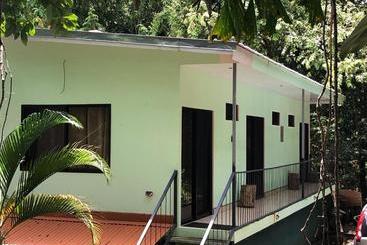 هاستل Casa Encantada Rooms   Dbl Room   Aire Acondicionado   Wifi   Parking   Private Bathroom
