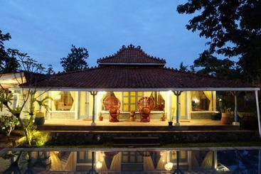 تختخواب و صبحانه Rimba Desa Resort Inn Jepara
