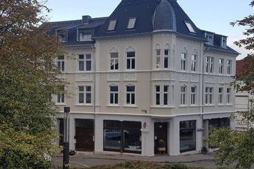 Schillers Hotel & Café   Garni