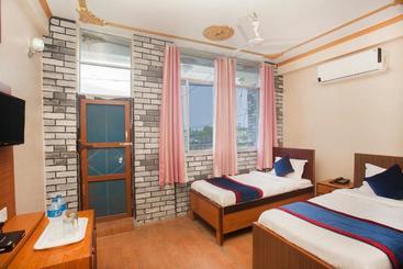 Oyo 314 Hotel Holy Palace