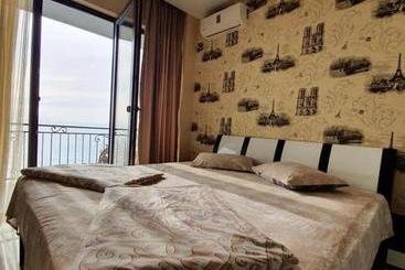 پانسیون White House Chakvi 150 M To The Beach