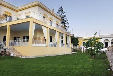 مبيت وإفطار Villa Cesarea Dimora Di Charme