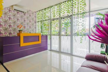 هتل Reddoorz Plus Near Stasiun Bekasi