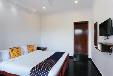 هتل Spot On 23106 Vattekad Tourist Home