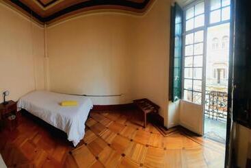 هاستل Hostal R10