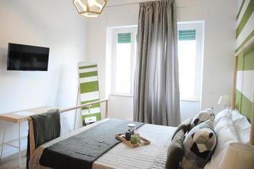 تختخواب و صبحانه The Corner 180 Suite
