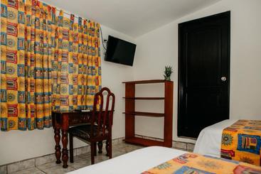 هتل Tropical Inn Poptún