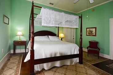 مبيت وإفطار 1872 Denham Inn