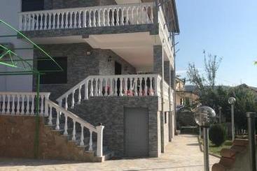 تختخواب و صبحانه Guest House Xhuljon