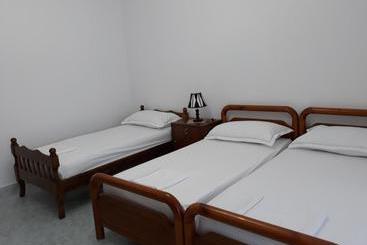 تختخواب و صبحانه Guest House Xhuljon