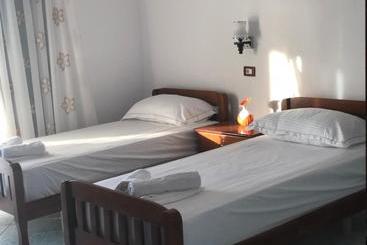 تختخواب و صبحانه Guest House Xhuljon