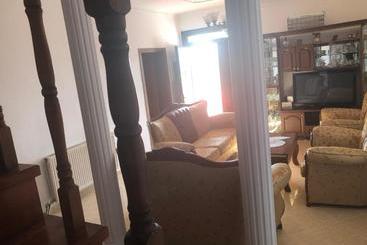 تختخواب و صبحانه Guest House Xhuljon