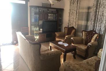 تختخواب و صبحانه Guest House Xhuljon