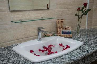 هتل Royal Aykare Lodge