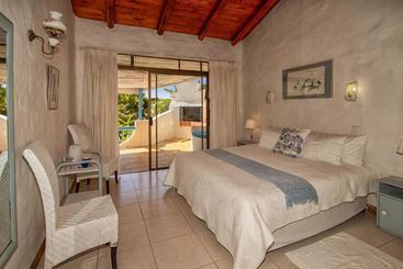 تختخواب و صبحانه Sea Whisper Guest House And Self Catering