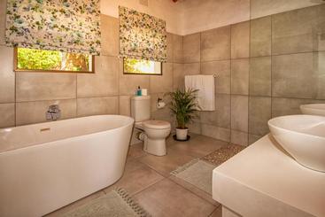 تختخواب و صبحانه Sea Whisper Guest House And Self Catering
