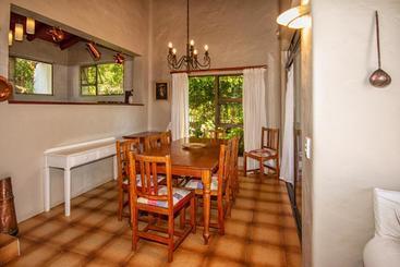 تختخواب و صبحانه Sea Whisper Guest House And Self Catering