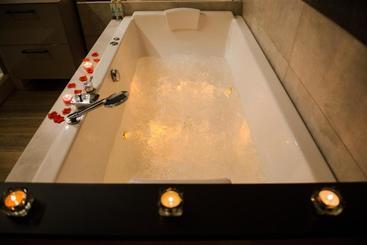 La Suite Romantique Avec Jacuzzi Au Cœur De Perpignan