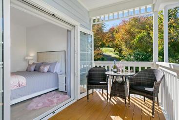 تختخواب و صبحانه The Retreat Luxury Garden Villa