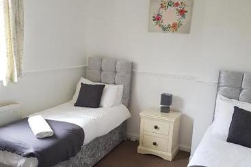 Vetrelax Ipswich Newly Refurbished House
