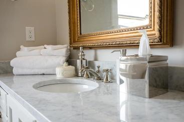 تختخواب و صبحانه Clifton House