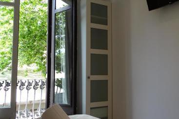 پانسیون Hostal Balkonis