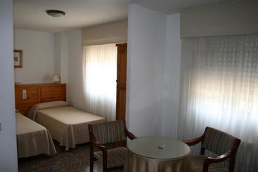 پانسیون Hostal Puente De Piedra