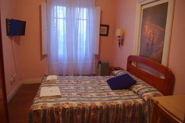 بنسيون Pensión "la Marina"