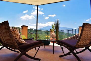 بنسيون Cento Tari' Guest House
